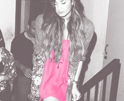 youraftershock-deactivated20121:  Demi + pink 
