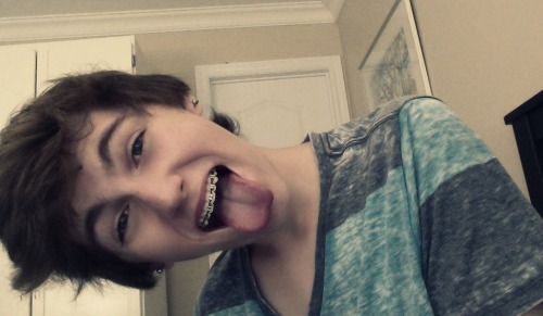 forebidden:  hi-i-love-you-kbye:  forebidden:  o hi :)  Guys with braces. Unf<3  i just want them