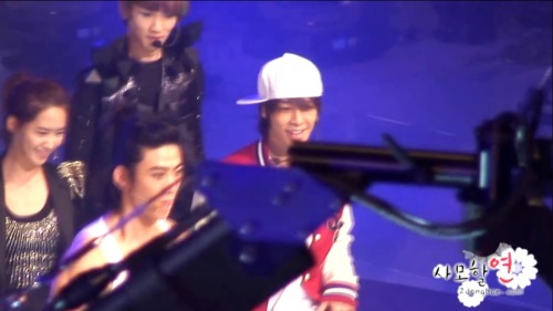 [caps] 091230 KBS Gayo Daejun - In The Club p/s: can&rsquo;t hide your smile&hellip;eh, Donghae? ^_^