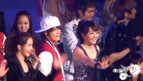 [caps] 091230 KBS Gayo Daejun - In The Club p/s: can&rsquo;t hide your smile&hellip;eh, Donghae? ^_^