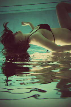 hellanne:  Underwater (by Sophie Beatrice)