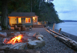 barnwoodanchors:  Cabin on the shore of Orcas