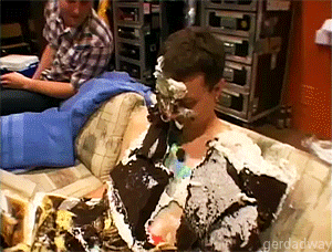 gerdadway:  Billie Joe throwing cake at Mark Hoppus  
