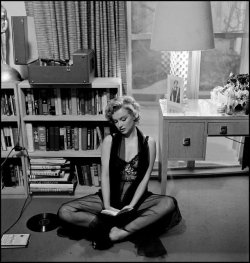 coycolleen:  Marilyn Monroe in her apartment, 1952