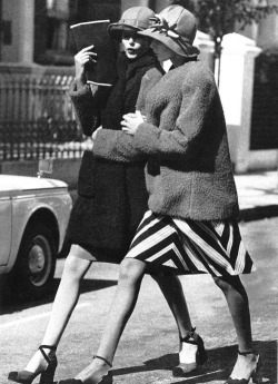 voguelovesme:  Girl talk, Vogue UK September 1971, ph. by Arthur Elgort