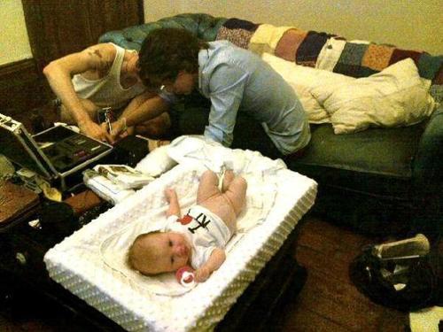 madeforparker:  dreaming-in-one-direction:  tellmealie-k:  rememberthestaircase:  jimmy-protestedd:  truelovenevergrowsold:  Harry Styles tattooing Tom Atkin  with baby lux casually laying naked  if i were in a room with harry styles id be casually laying