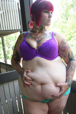 daytondon:  Tats and a belly! Nice!