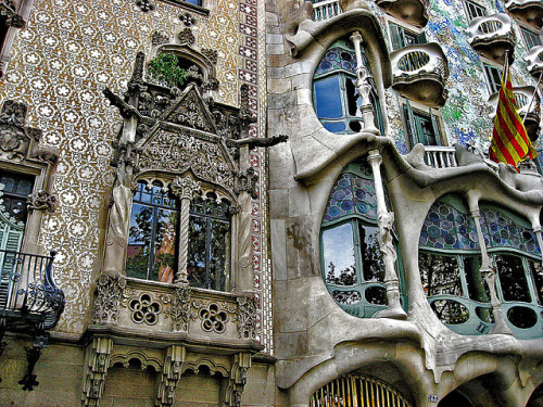 Two different styles, Casa Battló (by Gaudi) on the right, and its neighbour, in the Passeig de Grac