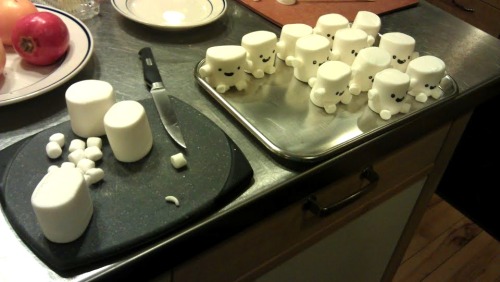 savethewailes: For the Doctor Who series premiere, I made me some Adipose marshmallows! They&rs