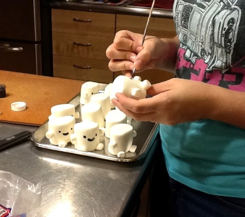 savethewailes: For the Doctor Who series premiere, I made me some Adipose marshmallows! They&rs