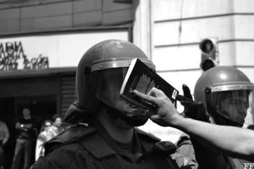 juancarls:  “La educación es el arma mas poderosa para cambiar el mundo” La imagen lo dice todo. Con represión no se mejoran las cosas.