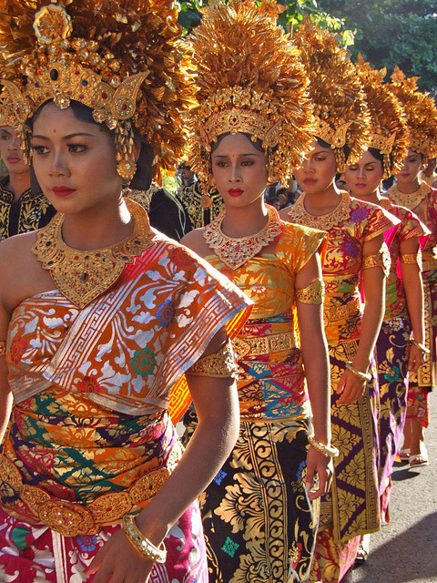 Women wearing traditional costumes at Bali Art Festival, Indonesia (by Pandu Adnyana).