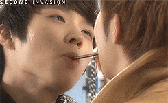 gyuishy-deactivated20141112:  WooGyu kissing playing Papero Game *insert porn music here* Sungyeol: Close your eyes! Close your eyes! Don’t look into each other’s eyes! Hoya: Ahh! Really hate it 