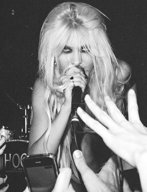 worldmomsen:  24/50 photos of Taylor Momsen.