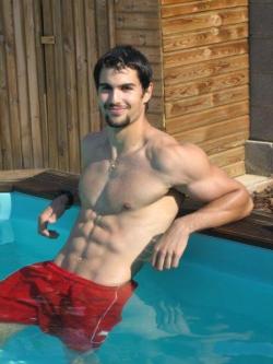 wetlust:  realmenstink:  STUD IN THE POOL !!!