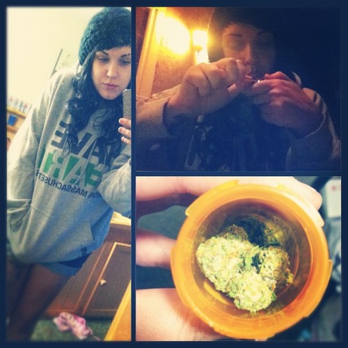 You already know doh ✌ #marijuana #stonergirls #girlswithtattoos #nomakeup #hoodie #beanie #faded #s