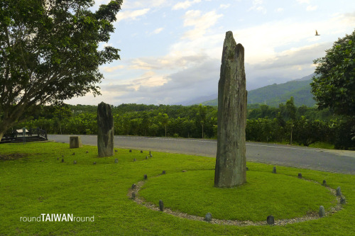 Saoba Stone Pillars Megalithic complex (巨石文化) such as Stonehenge in England or stone status in Easte