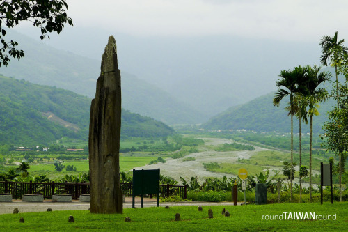 Saoba Stone Pillars Megalithic complex (巨石文化) such as Stonehenge in England or stone status in Easte