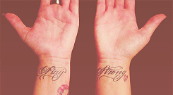 incasses:Demi Lovato + tattos