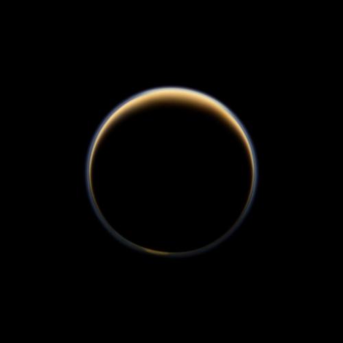 Titán visto el 6 de junio de 2012 por la Cassini (NASA).
Vía.