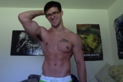 troyisnaked:  muscle nerds are hot . xxx