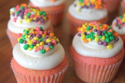 gastrogirl:  grenadine cupcakes with vanilla buttercream and nerds. 