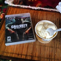 ejax:  #haagendazs coconut macaroon ice cream &amp; #callofduty# #ftw! (Taken with Instagram at Casa del Angeles)