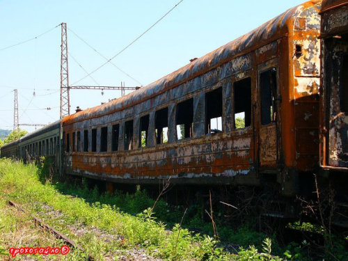 gh0sttowns:  Abandoned trains of the Soviet era, Sukhumi, Abkhazia. 