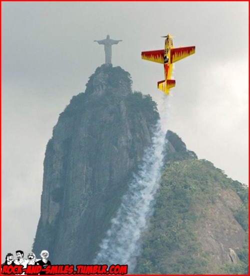 rock-and-smiles:  Pessoas normais vendo essa imagem: -Nossa! Que legal, parece que o avião está “abrindo os braços” como o Cristo Redentor!  Eu: -Hmmmmmm ta escrito 69 no avião.  Rock And Smiles 