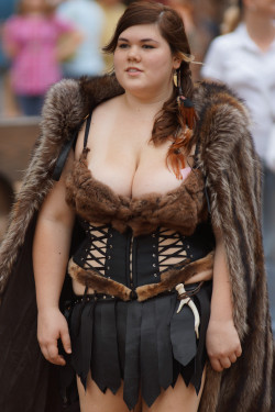 wobbletits:  Gorgeous full girl in fur 