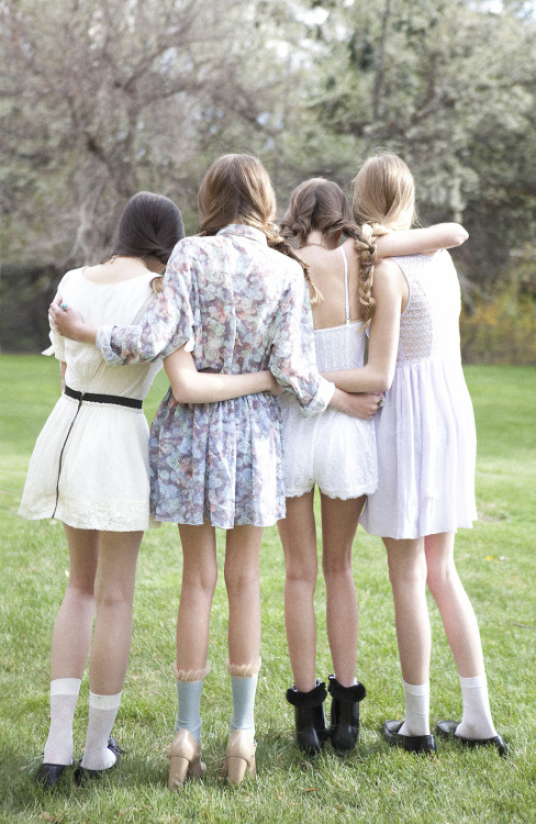 natalieneals:teenage best friends, photo by me