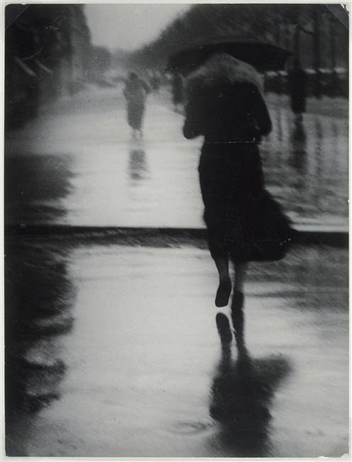 talithajoy:  filmnoirhollywood:  Brassai, Passers-by in the rain, 1935.  stunning picture 