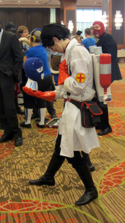 tf2shitfest:  chronic-melancholic:  axethecomic:  Reticent Red Medic  THE SPY IN THE BACK THO   ^ This person is perfect. 