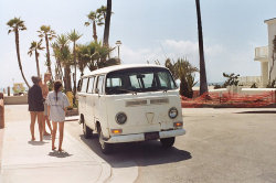 daisytropic-s:  love this photo too much just imagine riding that car with your friends with no destination you’re just wandering around, listening to the radio and singing along to your favorite songs and just having a good time 