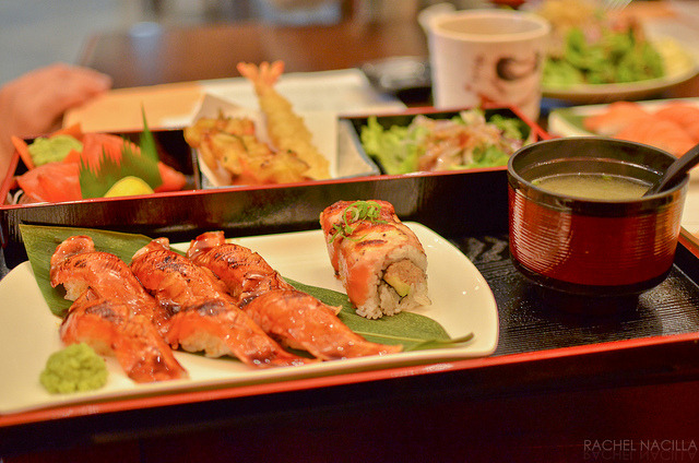 pixelpushinglife:  Mmmm … sushi … 