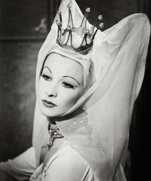 vivienandrita:  Vivien Leigh as the Lady Anne in Shakespeare’s Richard III, 1948.  Photo by Louis Athol Shmith 