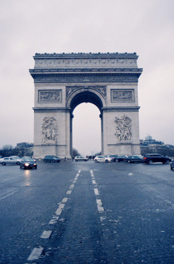 danseurs:  arc de triomphe. (by parker severns) 