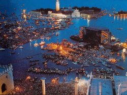 dailymood:  cakeauxolives:  1989 Pink Floyd Show in Venice  *_* vaffanculo