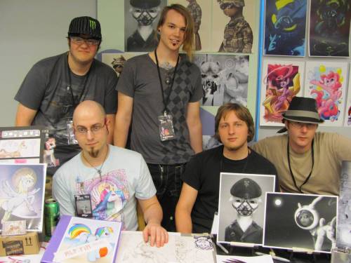 reforesetka:  ecmajor:  For that anon who suggested several days ago i post a photo of me. I just saw these, and this is a good one! So there. It’s hobbes’/boiler3’s photo (though he’s in it on the far right, so i don’t recall who actually took