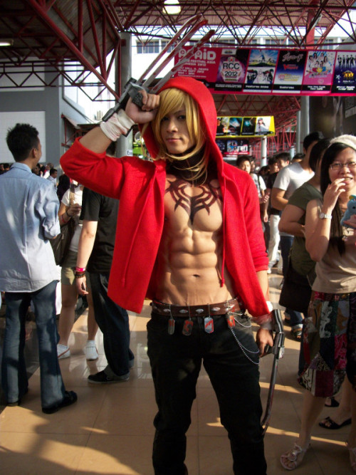 naimane:  kinkousen:  dopamints:  bansaisexual:  A Chinese cosplayer as Gunji from Togainu @ AFA ID 2012. 1-2 Sept. photo by @_soutoya  Seriously? Hot damn. The girl behind him is like ^q^  Reblogging this for Njel. I saw him but I was too distracted