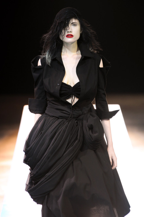 metamorphosis-style:  Yohji Yamamoto Paris Spring 2011