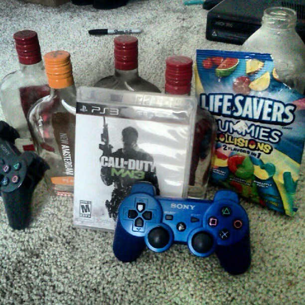 thisistbeezy:  I promise me and my bruh do this every weekend lhh #Amsterdam #MW3