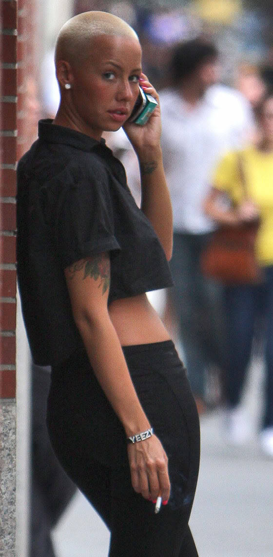 celebritiessmoking:  Amber Rose 