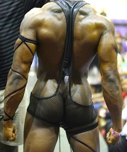 blkundies:  onyxma:  Black muscles in a singlet,