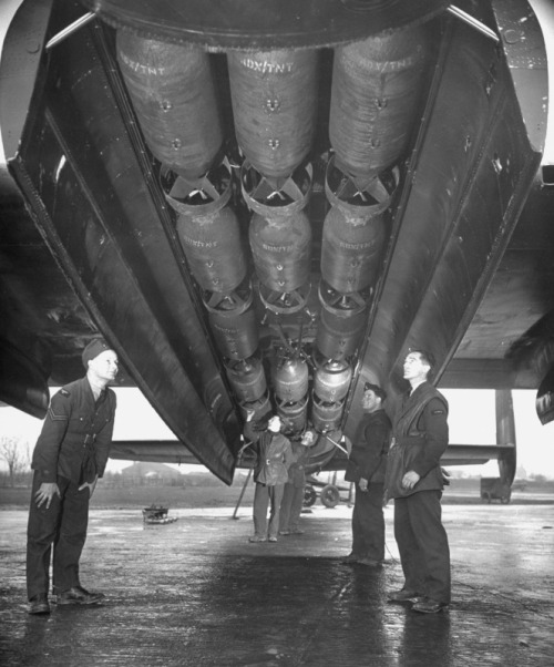 itsjohnsen:A British ground crew check the bomb load of a Lancaster, 1944. Frank Scherschel