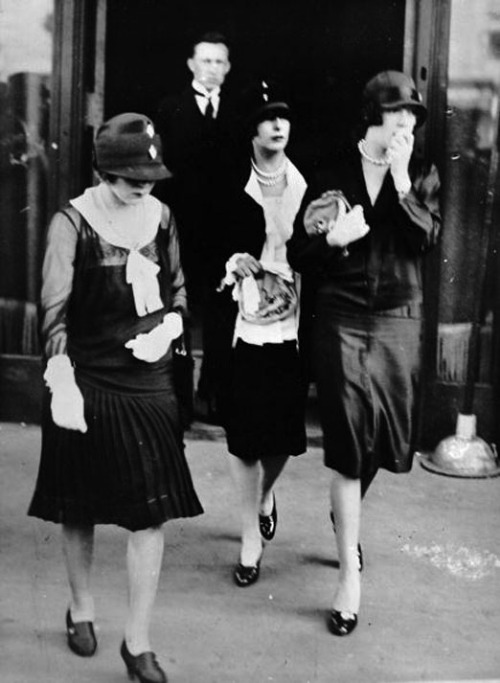  Mary Pickford, Norma Talmadge and Constance Talmadge, mourners at Rudolph Valentino’s funeral. | 1926 