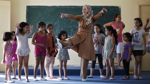 fotojournalismus:Palestinian girls watch their teacher during a ballet class at Gaza college in Gaza