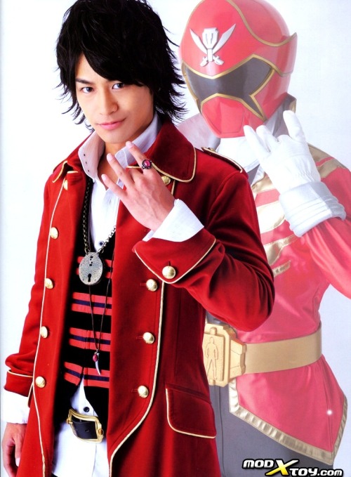 daikiizumi:  The Gokaiger Crew, the perfect cast!!! From Super Sentai Official Visual Book 35th Anniversary, we have Ryota Ozawa/Captain Marvelous, Yuki Yamada/Joe Gibken, Mao Ichimichi/Luka Millfy (Sexy~), Kazuki Shimizu/Don Dogoier, Yui Koike/Ahim