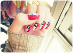 perfect-horror:  oh primera vez que veo uñas pintadas con la bandera chilena, siempre son de Estados Unidos o Inglaterra, encuentro que la bandera de Chile es mas hermosa &lt;3. 