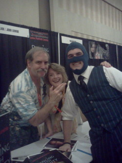 starry-dawn:  drillbot:  SO HEY. I met John Patrick Lowrie and Ellen McLain at Dragon*Con! They were absolutely the nicest people, gosh. When I strolled up, he just belted out “OI! YA BLOODY SPOOK~” and I blushed like an absolute idiot. Ellen also
